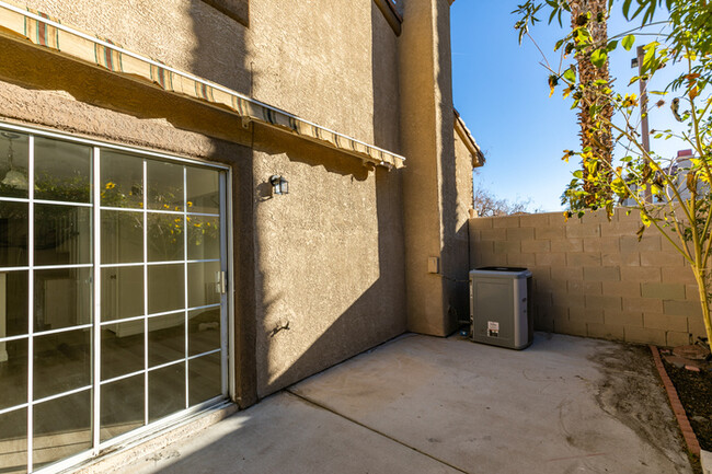 Building Photo - North Summerlin Townhouse with attached ga...