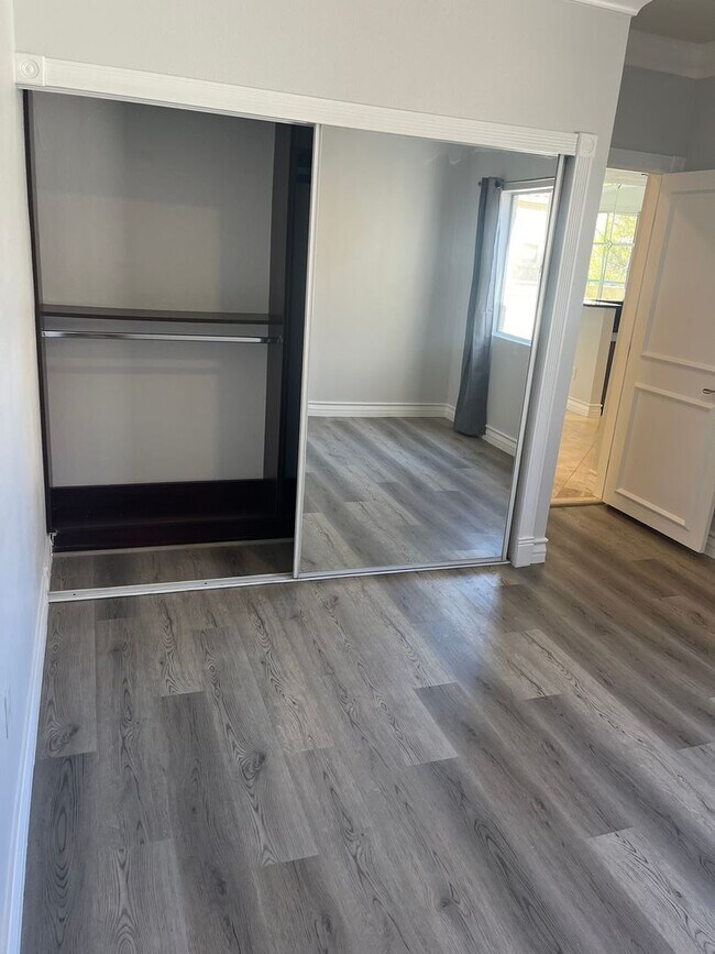 Building Photo - Amazing upgraded penthouse level unfurnish...