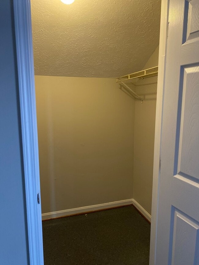 Building Photo - Second floor 1 bedroom apartment- Section ...