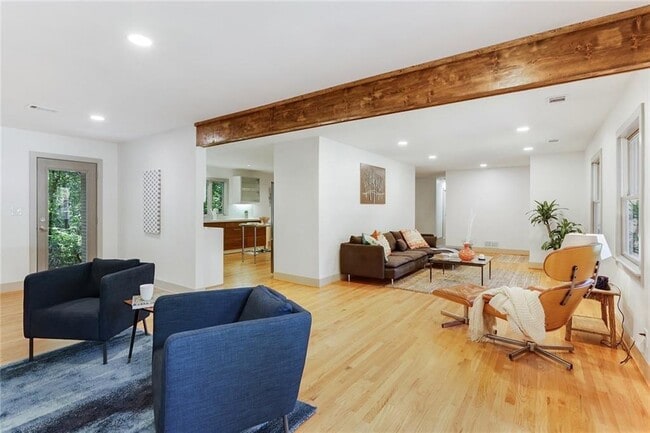 Building Photo - 1995 Commodore Ln