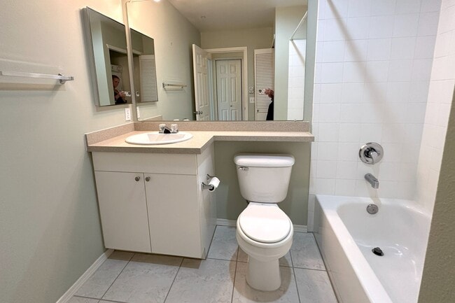 Building Photo - Lovely 2 bedroom Townhome in great Central...