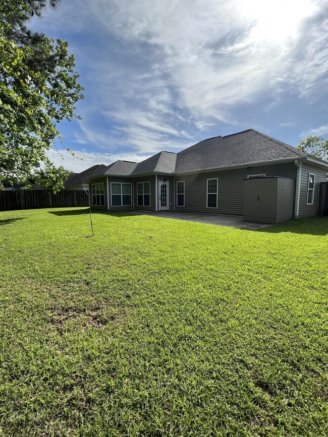 Building Photo - 8 River Rock Rd
