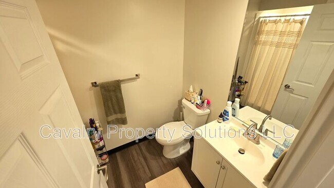 Building Photo - 3947 E Calvary Rd