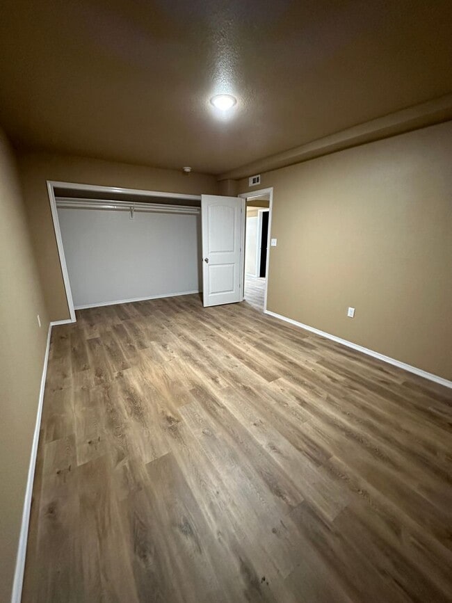 Building Photo - 4 BED 2 FULL BATH