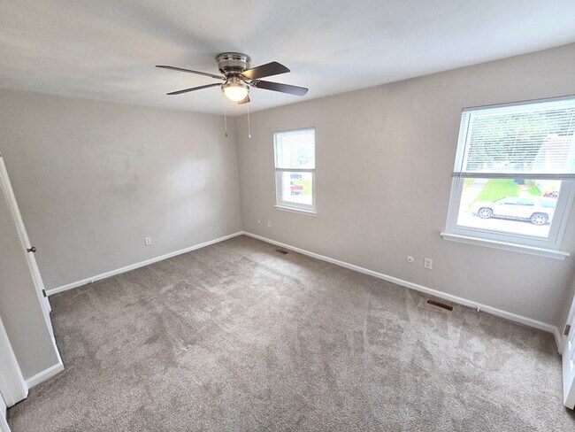 Building Photo - 3 BEDROOM END UNIT TOWNHOUSE FOR RENT IN V...
