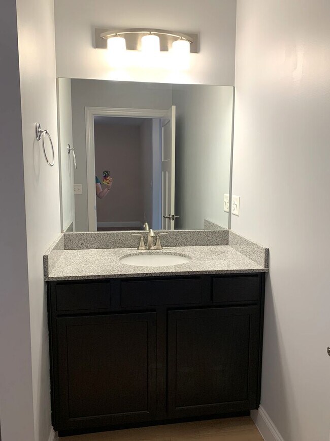 Building Photo - Spacious 3-Bed, 2.5-Bath Townhouse with Fe...