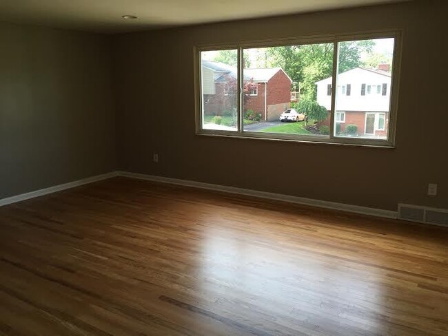 Building Photo - **********Gorgeous Scott Township 3-Bed/1....