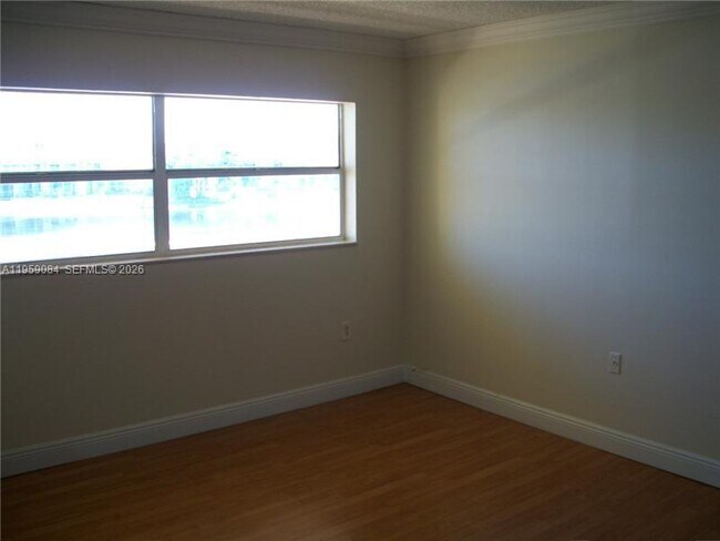 Building Photo - 9359 Fontainebleau Blvd