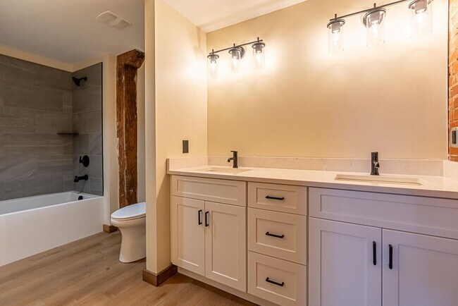 Building Photo - 453 E Main St