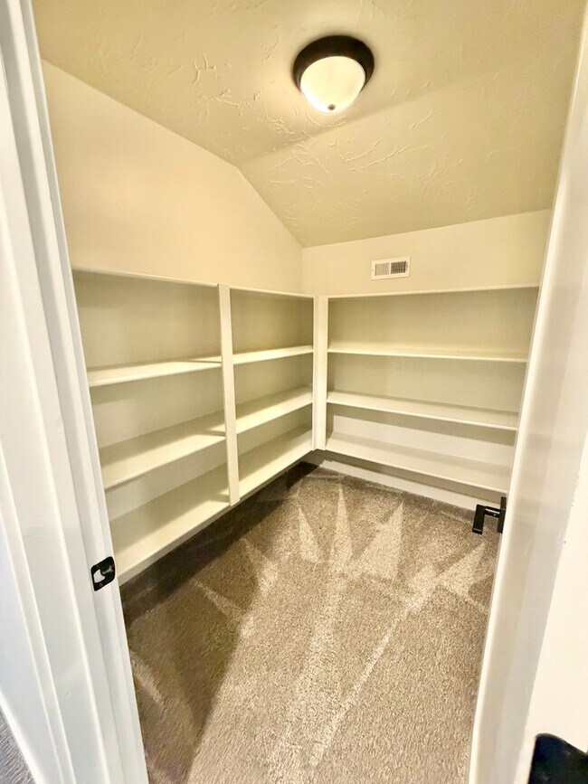 Building Photo - Beautiful Modern 5 Bedroom Home!! Furnished or Unfurnished option!!