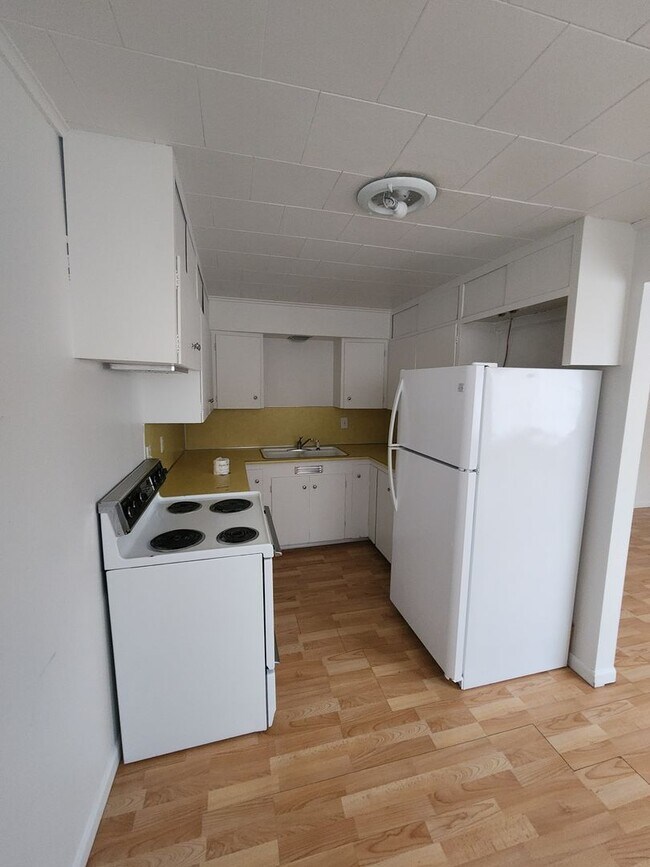 Building Photo - 463-465 SW State Street