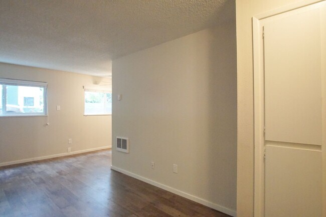 Building Photo - Spacious Ground-Floor One-Bedroom in Desir...