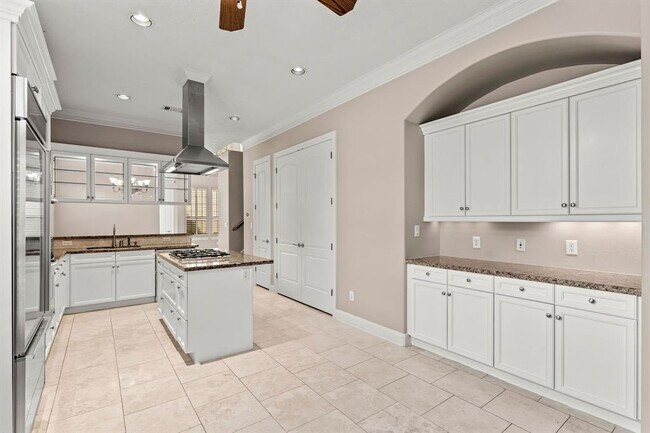 Building Photo - 1038 Memorial Village Dr
