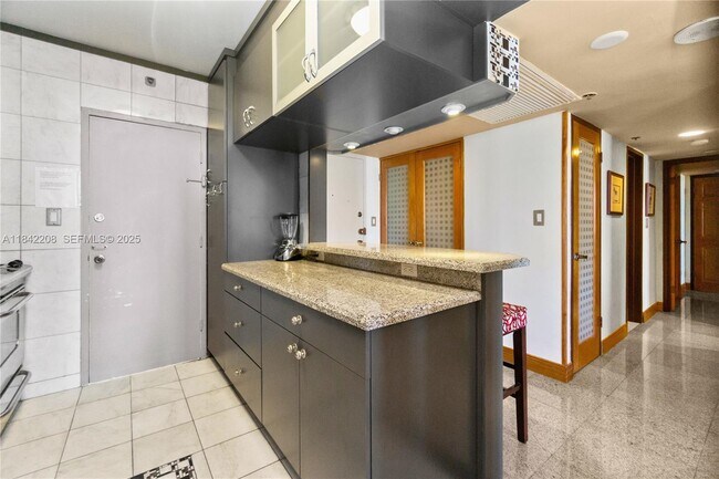 Building Photo - 100 Lincoln Rd