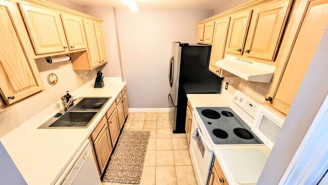 Building Photo - Annual (furniture Optional) furnished/Seasonal/short term 2 bedroom 2 bath In the Renaissance