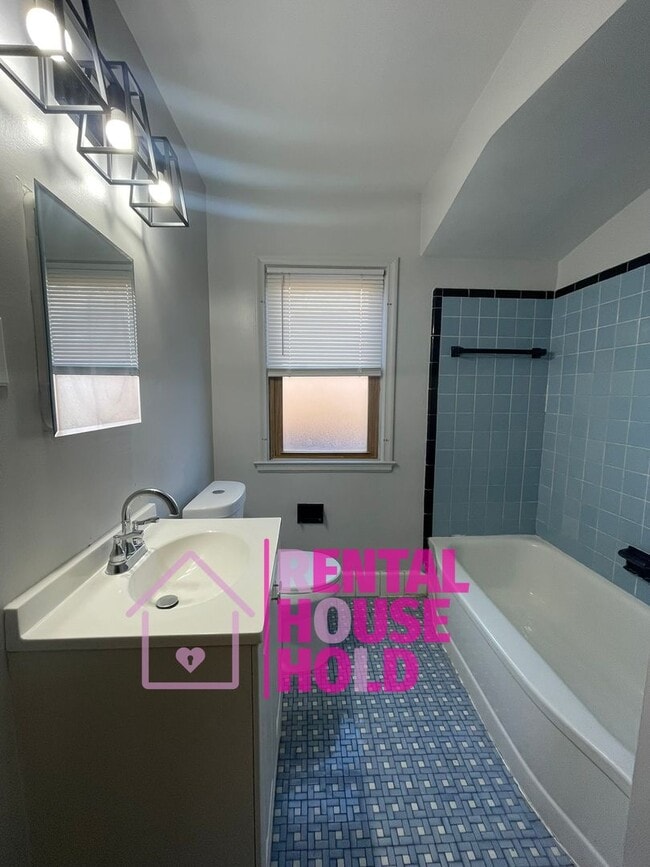 Building Photo - ~ 3 BEDROOM 1 BATH BUNGALOW SECURTIY DEPOSIT SPECIAL ~$500