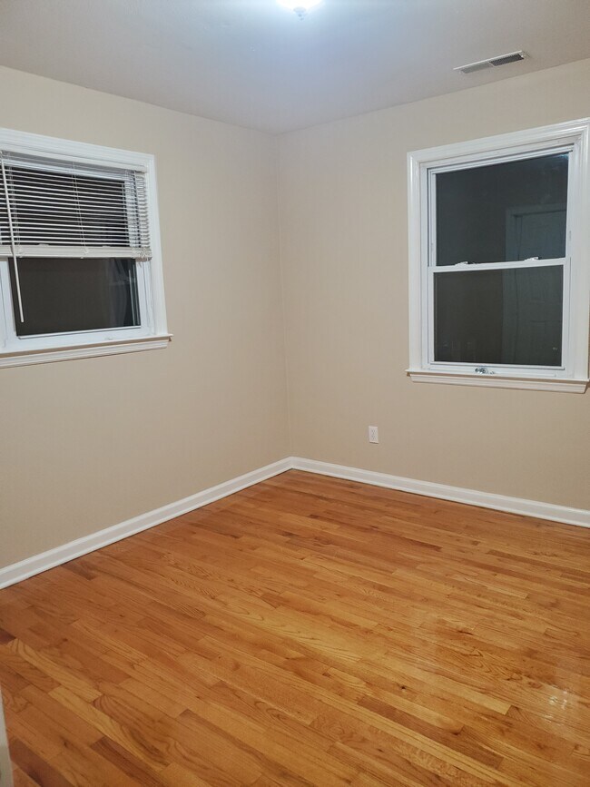 Building Photo - 28 Sampson St