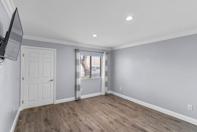 Building Photo - "Chic 3-Bed Townhouse with Granite Countertops on West Flamingo Road, Las Vegas!"