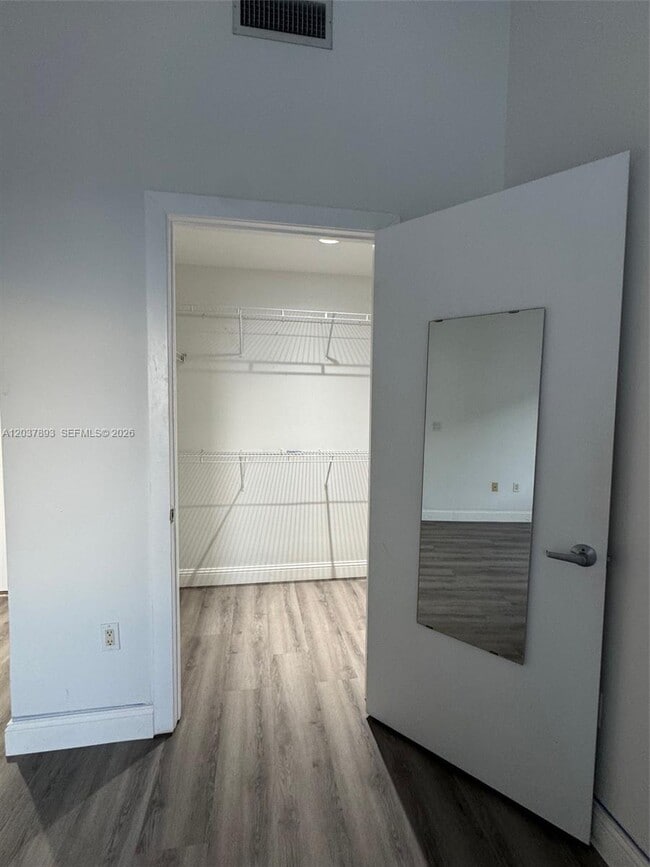 Building Photo - 1060 Brickell Ave