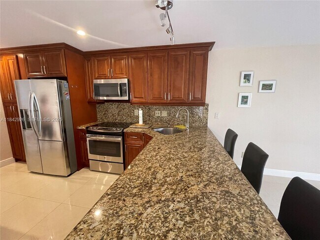 Building Photo - 10290 SW 139th Ct