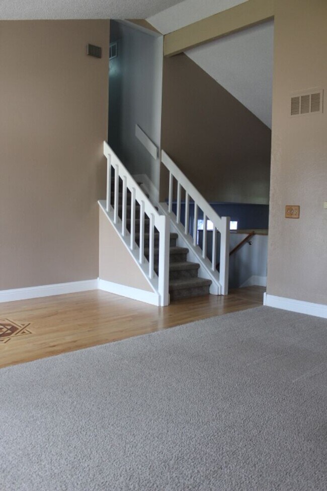 Building Photo - Columbine Hills - 3 BR/2 1/2 BA Home!