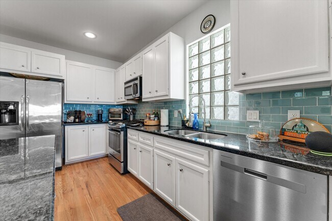 Building Photo - 650 Westcross St