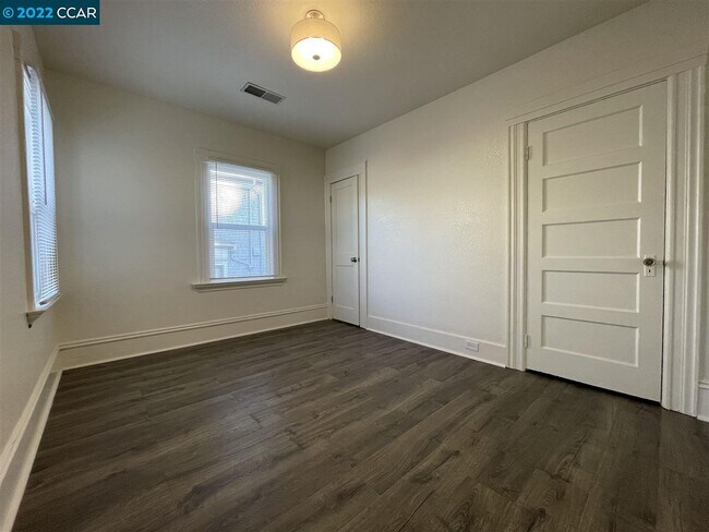 Building Photo - 1930 Stuart St