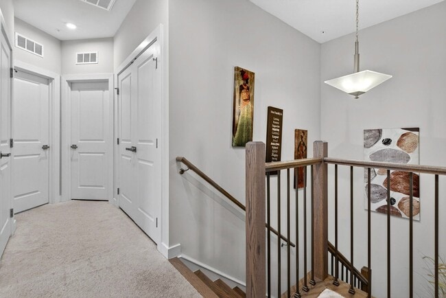 Building Photo - Luxurious 3 Bed 2.5 Bath Townhome In Beautiful Foster's Glen