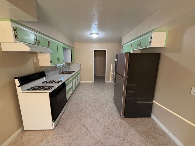 Building Photo - Affordable 3 BD 2 BA house in SW Bakersfield on a corner lot