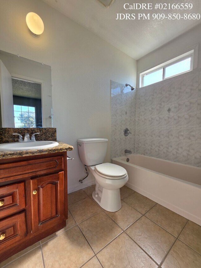 Building Photo - Rialto 4 Bedroom Home with Swimming Pool