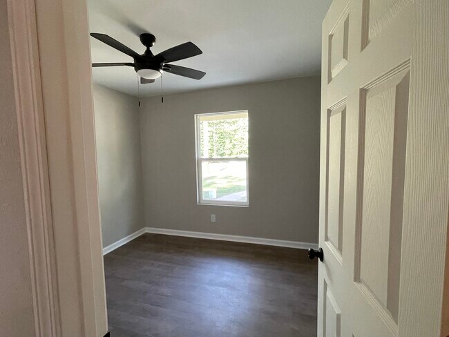 Building Photo - 2304 Loop Acres Rd