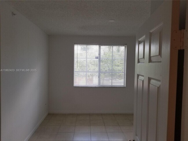 Building Photo - 8070 N Nob Hill Rd