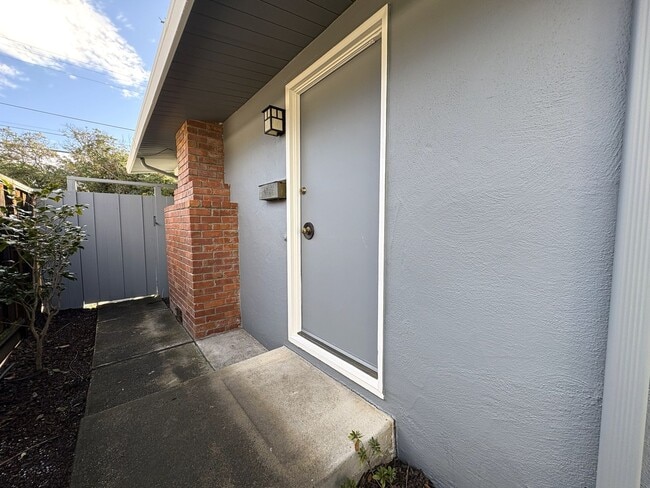 Building Photo - Charming Palo Alto Home with Beautiful Landscaping!
