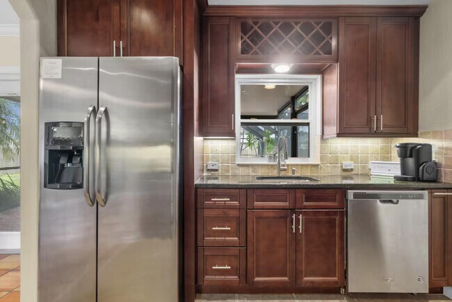 Building Photo - 991 SE Walters Terrace