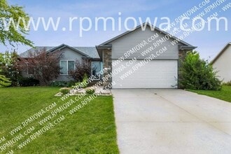 Building Photo - 5016 NE Innsbruck Dr