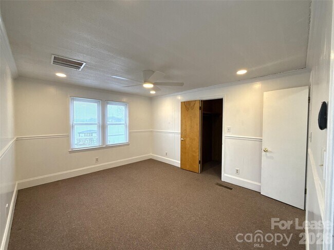 Building Photo - 3628 Brooks Ln