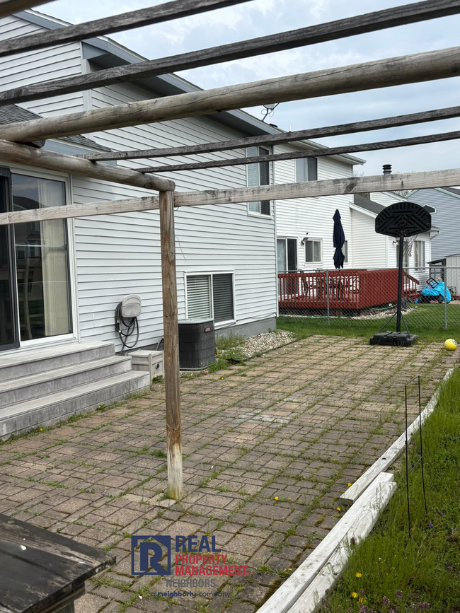 Building Photo - Three Bed, Two Bath Furnished Home Availab...