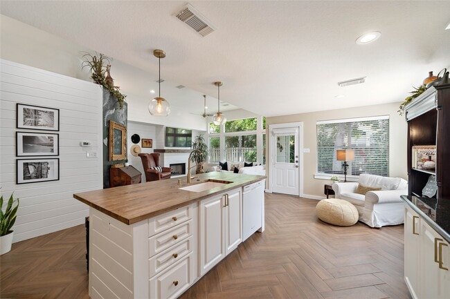 Building Photo - 10 Vinca Trail