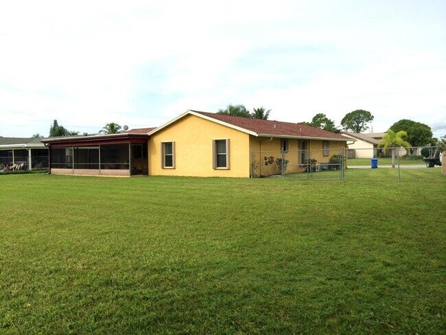 Building Photo - 221 Bilbao St