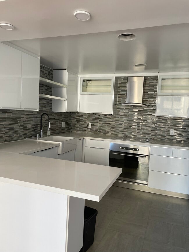 Building Photo - 2170 Century Park E