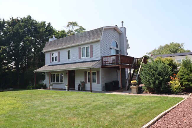 2 Story Cottage - 270 Connetquot Rd