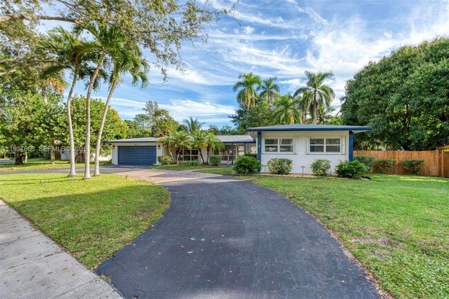 Building Photo - 812 Holly Ln