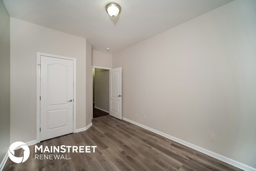 Building Photo - 5263 Promenade Dr