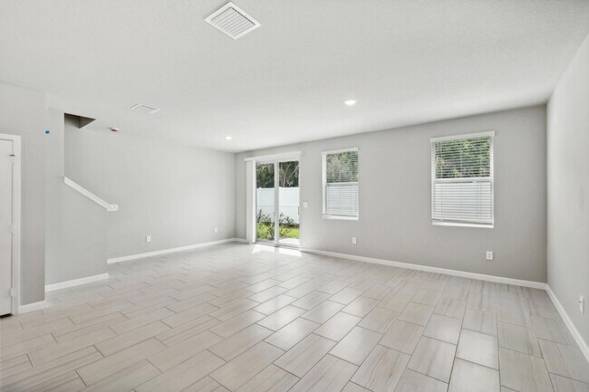 Building Photo - 423 Salisbury Cir