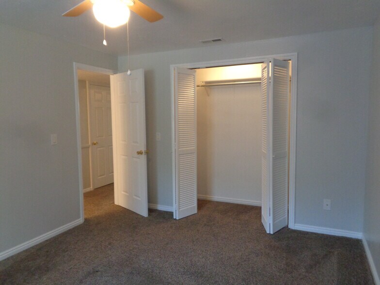 Building Photo - 8816 W Florence Dr