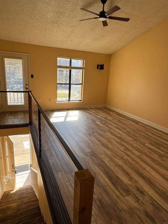 Building Photo - 1 Bedroom Condo with Access to Community p...