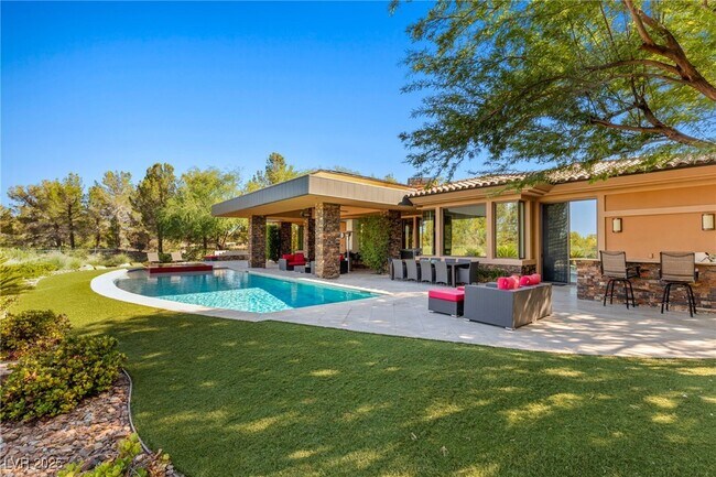 Building Photo - 2 Castle Oaks Ct