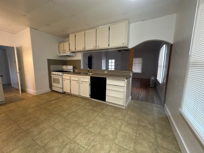 Building Photo - 1405 Canby St