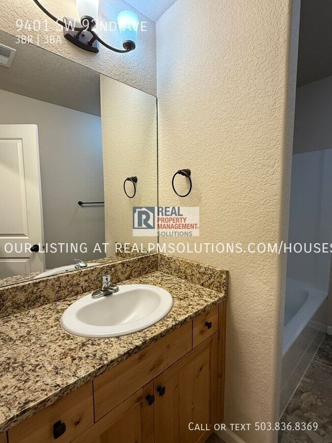 Building Photo - 9401 SW 92nd Ave