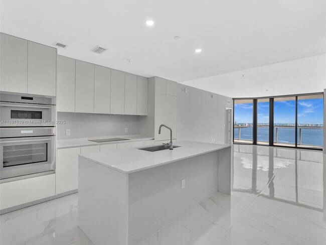 Building Photo - 700 NE 24th St